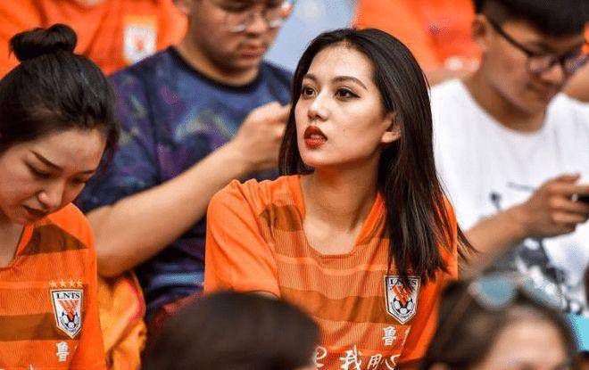美女被打光屁股